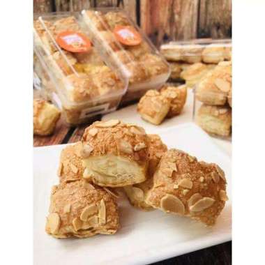 Crispy Cheese Puff & Almond by Pillow Cake - Oleh Oleh Kue Bandung Almond Puff