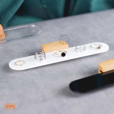 Alas Pajang Cincin Display Stand Cincin - INPI House putih