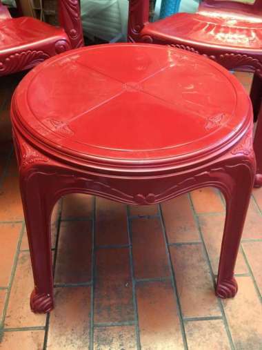 Meja Tamu / Meja Teras Bulat Plastik Merah Napolly
