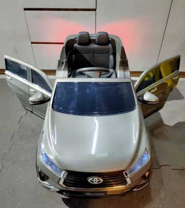 PMBTOYS MOBIL M7288 TOYOTA INNOVA VENTURER MOBIL AKI