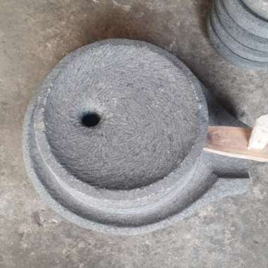 GILINGAN MANUAL UNTUK KACANG KEDELAI TEBUAT DARI BATU PAHATAN %