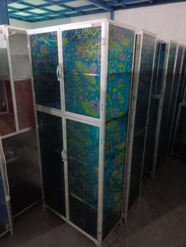 Lemari Dapur Rak Piring Full Kaca Film 4 Pintu Bahan Aluminium