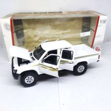 diecast miniatur mobil pick up Toyota Hilux truck 1:32 bahan besi