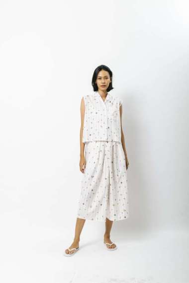 Sejauh Mata Memandang Celana Dua Kancing Tumbuh Putih