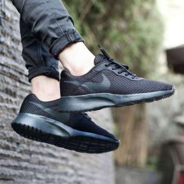 black nike trainers tanjun