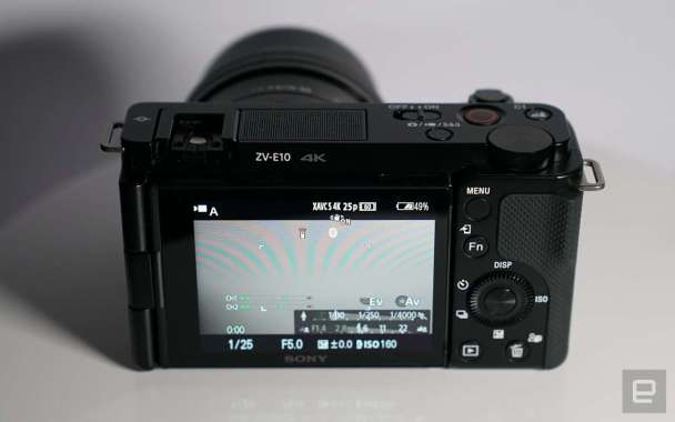 Gudang Digital - Sony ZV-E10 Mirrorless Camera with 16-50mm Lens - White Black