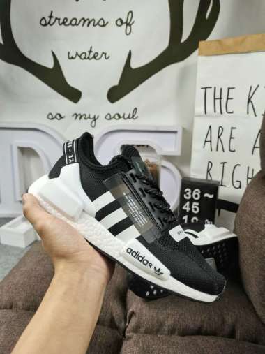 nmd r1 running shoes
