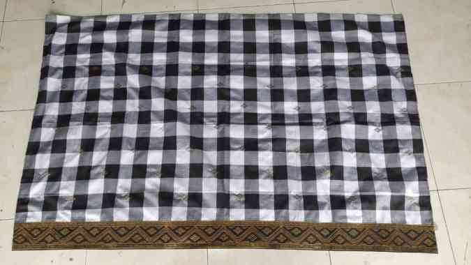 Kain saput poleng Bali list tepi lebar variasi bordir lembaran List tepi gold