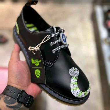 SEPATU DOCMART DR MARTENS 1461 BEETLEJUICE WARNER BROS EDITION 38 - 43 NEW ORIGINAL