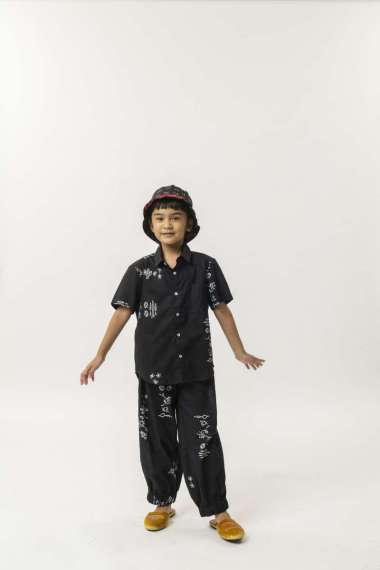 Sejauh Mata Memandang Kemeja Anak Tumbuh Acak L Hitam