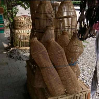 Bubu wuwu bambu SEDANG perangkap ikan, belut, kepiting di parit selokan a