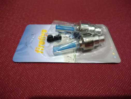 Tutup pentil lampu LED warna biru biru