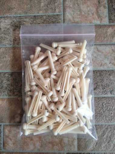 Kenip Paku Gitar Warna Putih