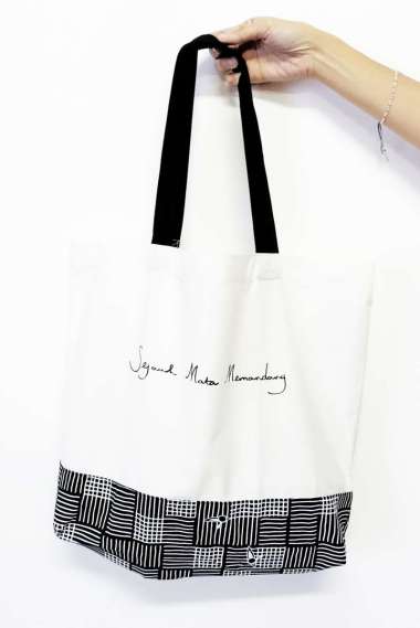 Sejauh Mata Memandang Tote Bag Ayam Bija