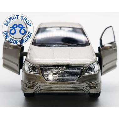 Multihomeware Pajangan Mobil Toyota Innova / Miniatur Mobil Toyota Kijang Innova 1:32-38