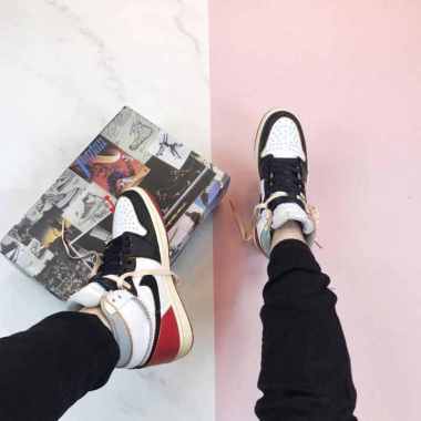 Nike Air Jordan 1 Retro High Original Terbaru Mei 2022 | Blibli