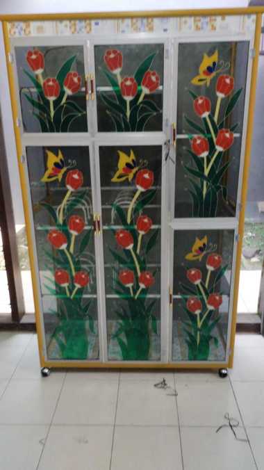 Lemari Piring Kaca Rak Piring 3 Pintu Full Kaca Lukis Alas Keramik