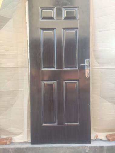 Pintu Kamar Tidur Utama Rumah Baja Motif Kotak Susun Kuartet Warna Coklat