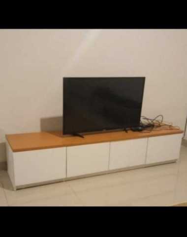 Meja Tv minimalis kombinasi warna putih glossy dan coklat