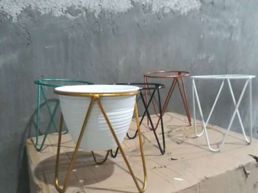 Standing Rak Pot Bunga Tanaman Hias Dudukan Pot Besi Kuat Minimalis