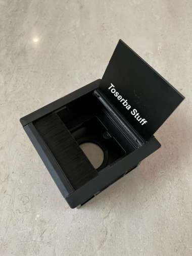 GROMMET PENUTUP 4 LUBANG KABEL DUDUKAN STOP KONTAK MEJA MEETING HITAM 1 LUBANG