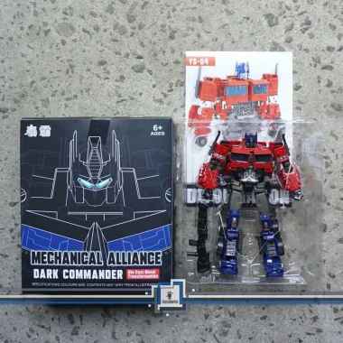 Diecast Mobil Besi Optimus Prime Transformer Baru