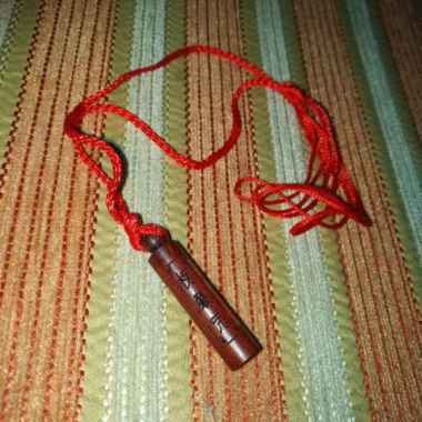 Kalung tali benang merah liontin botol tabung kayu fengsui hoki