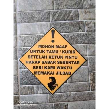 Stiker Vinyl Maaf Tamu Kurir Ketuk Pintu Tunggu Pakai Hijab Jilbab Kos