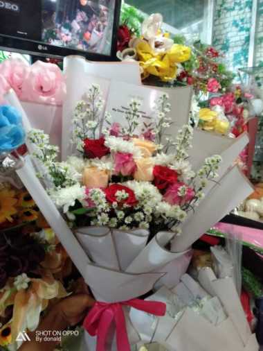 Buket Bunga Wisuda. Buket Bunga Valentine. Bunga Mawar. Bunga Mawar. Multicolor