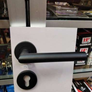 Handel pintu hitam model solid