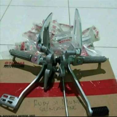 FOOSTEP STEP DEPAN SET R15 VVA V3 SEPASANG KANAN KIRI ORI YGP
