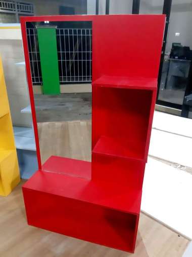 Meja rias gantung merah polos minimalis