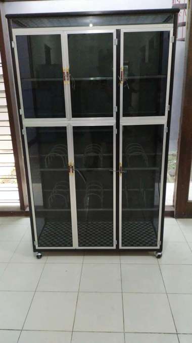 Lemari Piring Kaca Rak Piring 3 Pintu Full Kaca Riben Alas Keramik
