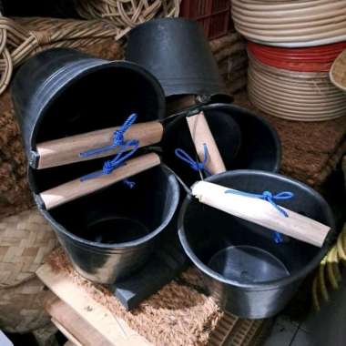 Timba air sumur kerekan JADUL, ember plastik + tali pegangan kayu