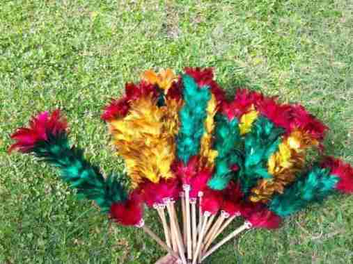 KEMOCENG BULU AYAM BERWARNA