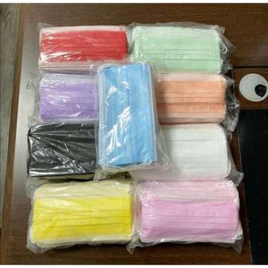 Masker 3 ply earloop surgical face mask 3 ply isi 50 pcs Hitam
