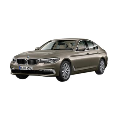BMW 5 Series 520i Luxury Mobil - Atlas Cedar on Beige