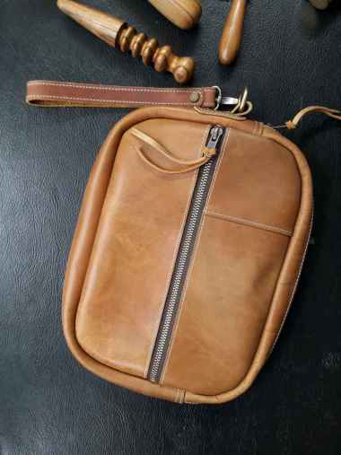 Tas Tangan / Clucth Bag Kulit Crazyhorse Dilapisi Kain Halus Tersedia Kantong Dan Resleting Di Dalam