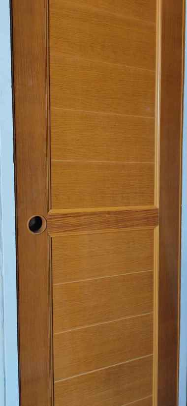 Pintu Kamar Mandi UPVC Motif Kayu Coklat Handle Kunci Bulat Stainless
