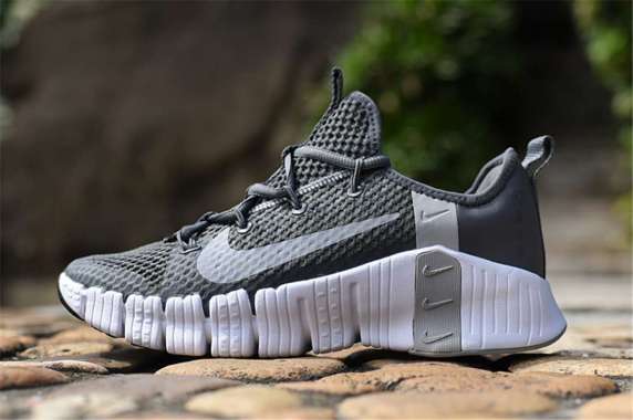 black nike metcon 3