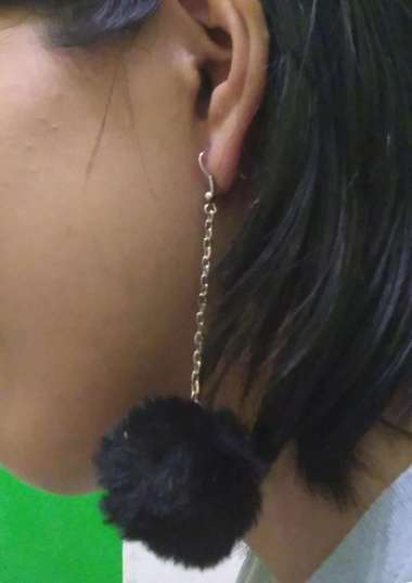Anting Pom Pom Bulu Halus Impor 4 cm (Hitam)