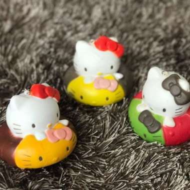 HELLO KITTY FLOATING SQUISHY