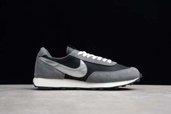 black daybreak nike