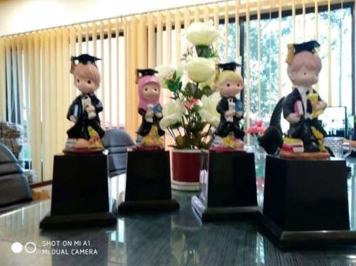 Piala trophy wisuda anak paud tk