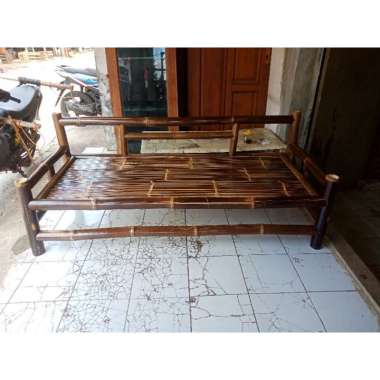 Bale bale kursi panjang dari bambu