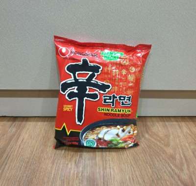 Nongshim Shin Ramyun Spicy Mushroom Noodle Soup 120 Gr
