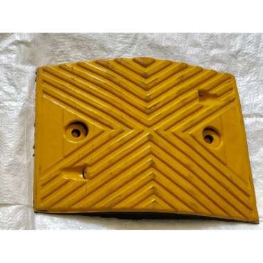 Polisi Tidur Karet Rubber Speed Hump L 25CM Polisi Tidur Karet Rubber Speed Bump Kuning