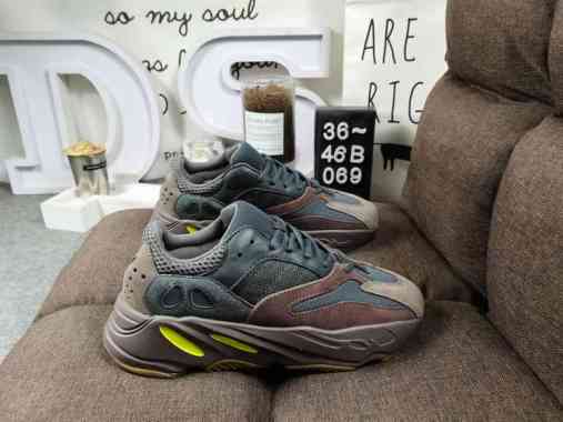 unboxing yeezy 700
