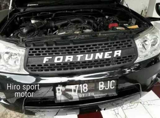 Grill Fortuner 2010 Black White