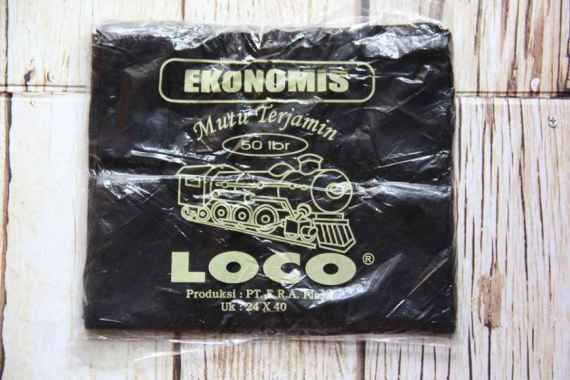 Kantong Plastik Kresek HItam Loco Ekonomis 24 x 40 (50 lbr)